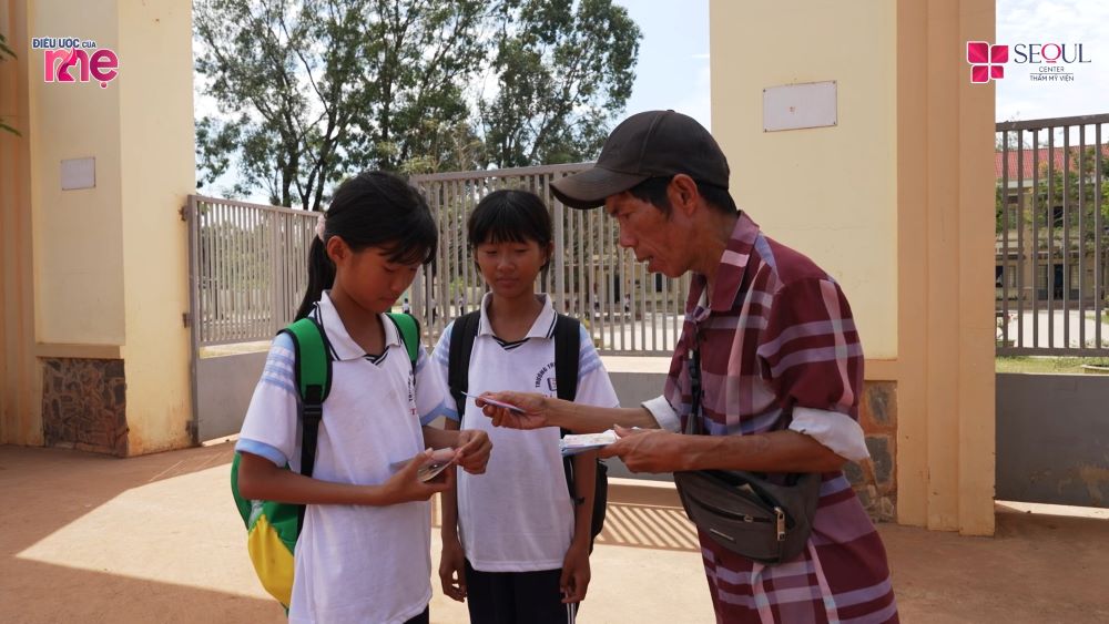 Những đứa con của anh Hoàng Anh rất ngoan và hiểu chuyện, không chỉ học giỏi mà còn biết phụ ba bán vé số trang trải cuộc sống