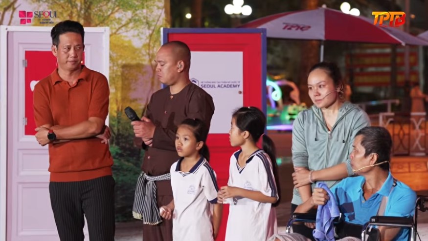 Diễn viên Lê Nam nghẹn ngào bộc bạch cảm xúc sau khi lắng nghe hoàn cảnh đầy vất vả của hai gia đình