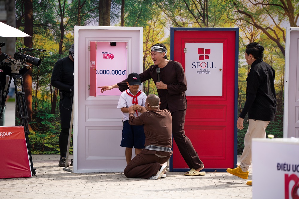 Bé Long may mắn mở ô cửa có phần thưởng giá trị cao