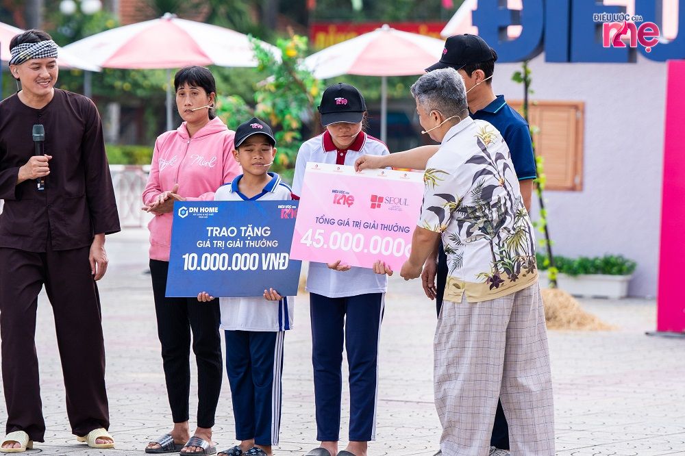 Nghệ sĩ Hoàng Mèo trao phần thưởng lớn cho gia đình chị Thảo