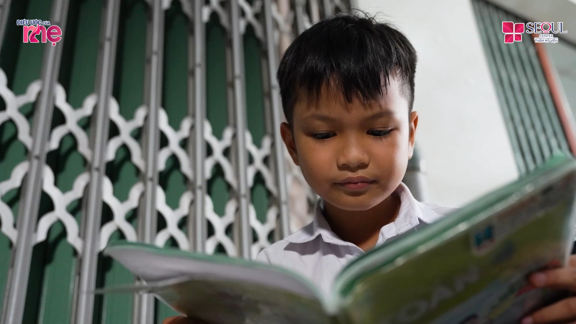 Cậu bé Hoàng Long bị ba mẹ bỏ rơi từ nhỏ, sống cùng bà ngoại nhưng rồi bà cũng bỏ em mà đi