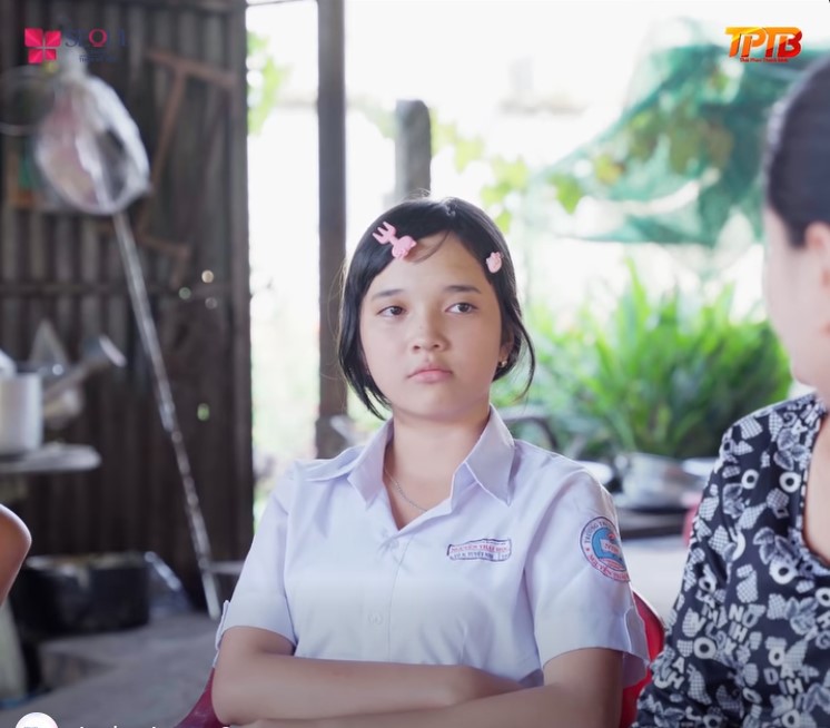 Bé Nhi cảm động, cảm ơn chương trình đã giúp bé tiếp tục được đến trường