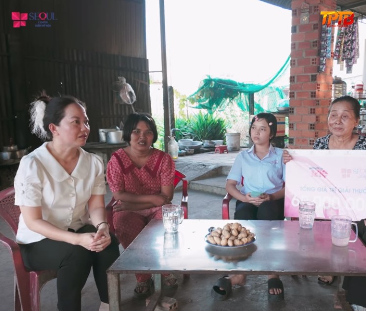 Đại diện Hội Phụ Nữ địa phương cảm ơn chương trình đã giúp đỡ gia đình chị Lệ, cô Điệp và bé Nhi 