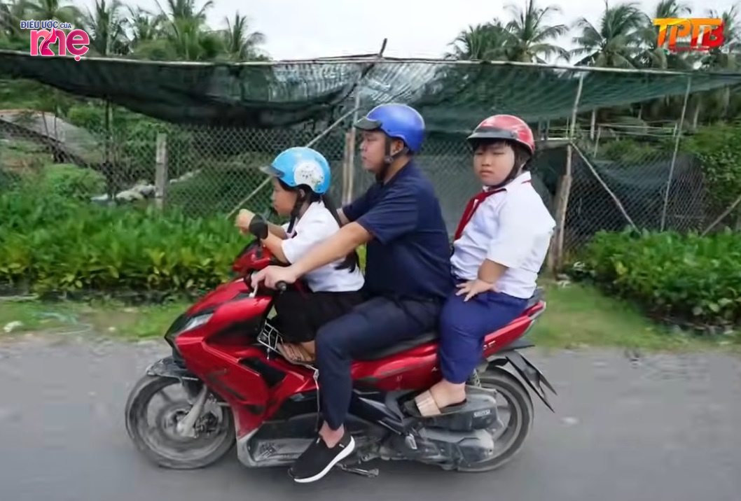 Anh Thái Phan Thanh Bình đưa hai bé Minh Lâm và Cẩm Ly đến trường, thực hiện ước mơ được ba chở đi học của hai em