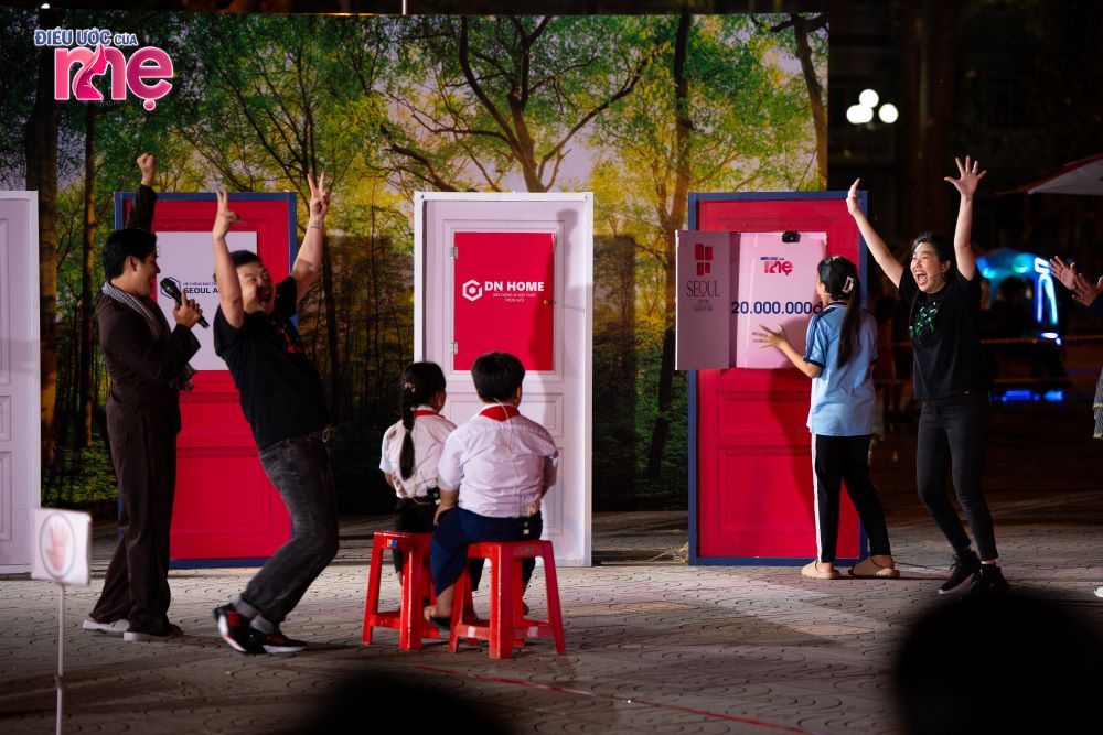 Đội chơi của diễn viên Lê Khánh mở ô cửa may mắn có giá trị 20 triệu