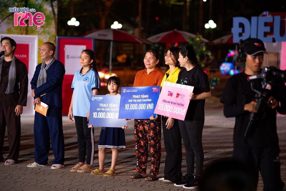 Gia đình chị Truyền Em hạnh phúc sau khi nhận được nhiều giải thưởng từ chương trình, các nhà tài trợ, khách mời