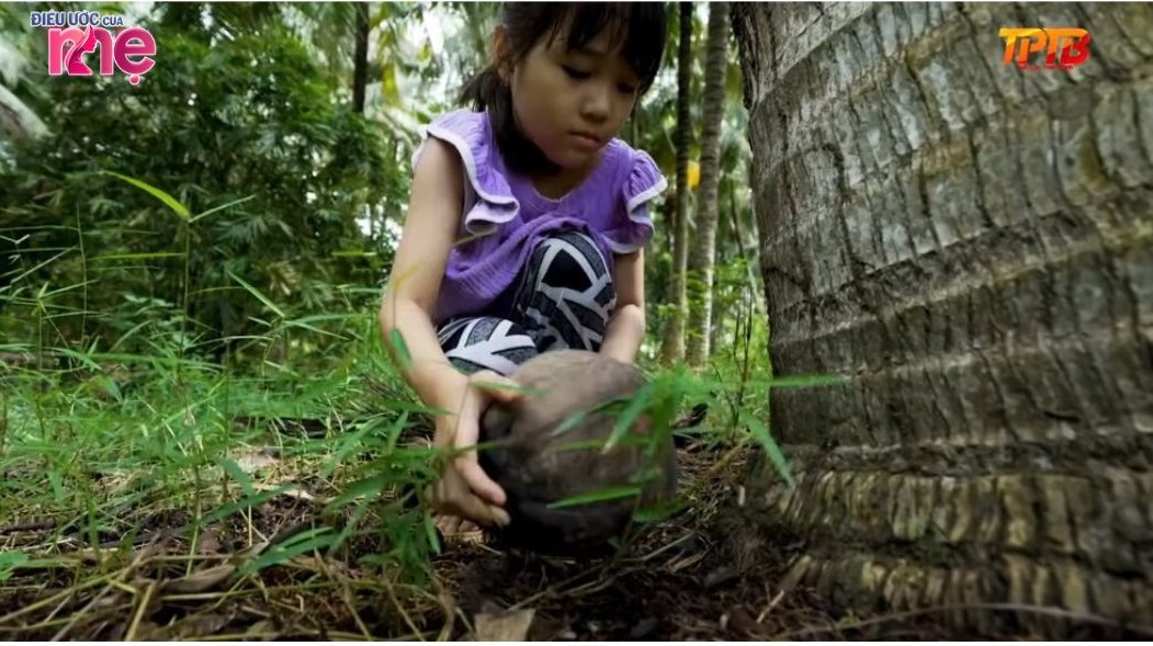 Hai bé con của chị Truyền Em hàng ngày phụ mẹ nhặt dừa bán kiếm sống qua ngày