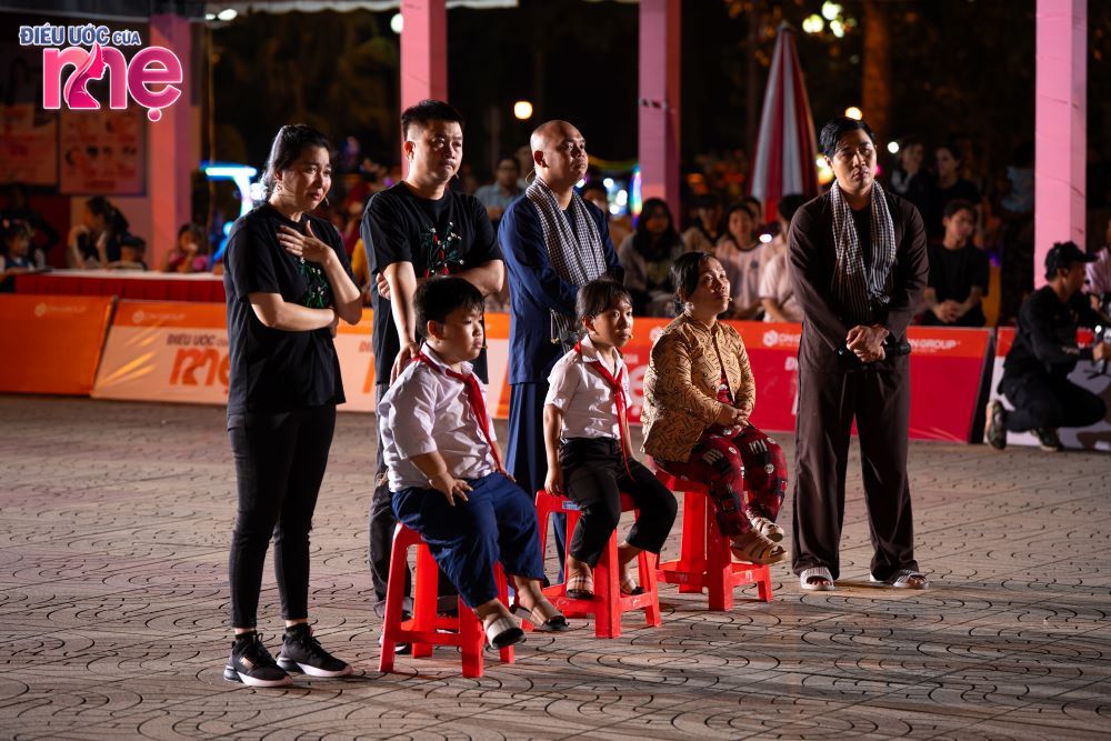 Diễn viên Lê Khanh khóc nức nở khi biết được hoàn cảnh gia đình chị Kiều