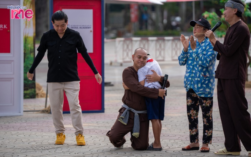 Hành trình trưởng thành của Long không còn đơn độc khi có anh Bình đồng hành và bảo vệ cho em