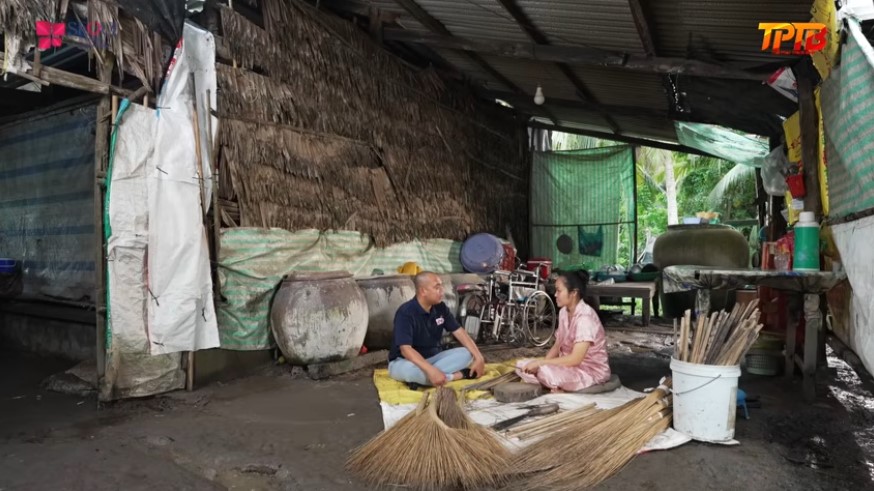 Cả gia đình chị Út sống trong căn nhà xập xệ, không kiên cố, an toàn, cuộc sống quá khó khăn