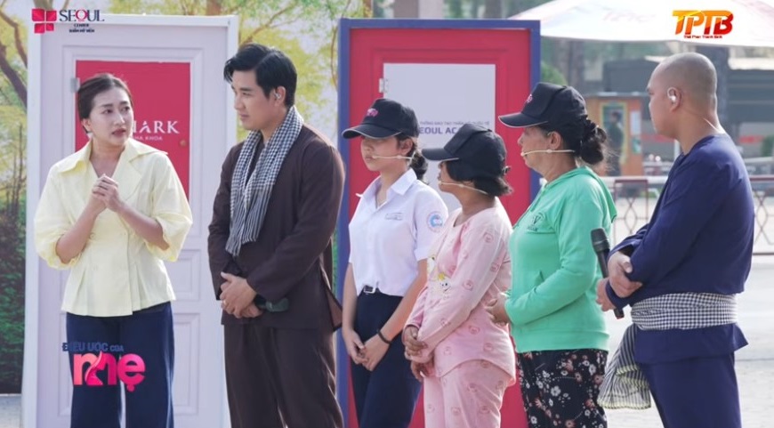 Diễn viên Phương Lan khóc nghẹn chia sẻ rằng cô rất ngưỡng mộ về nghị lực, sự mạnh mẽ của bé Nhi