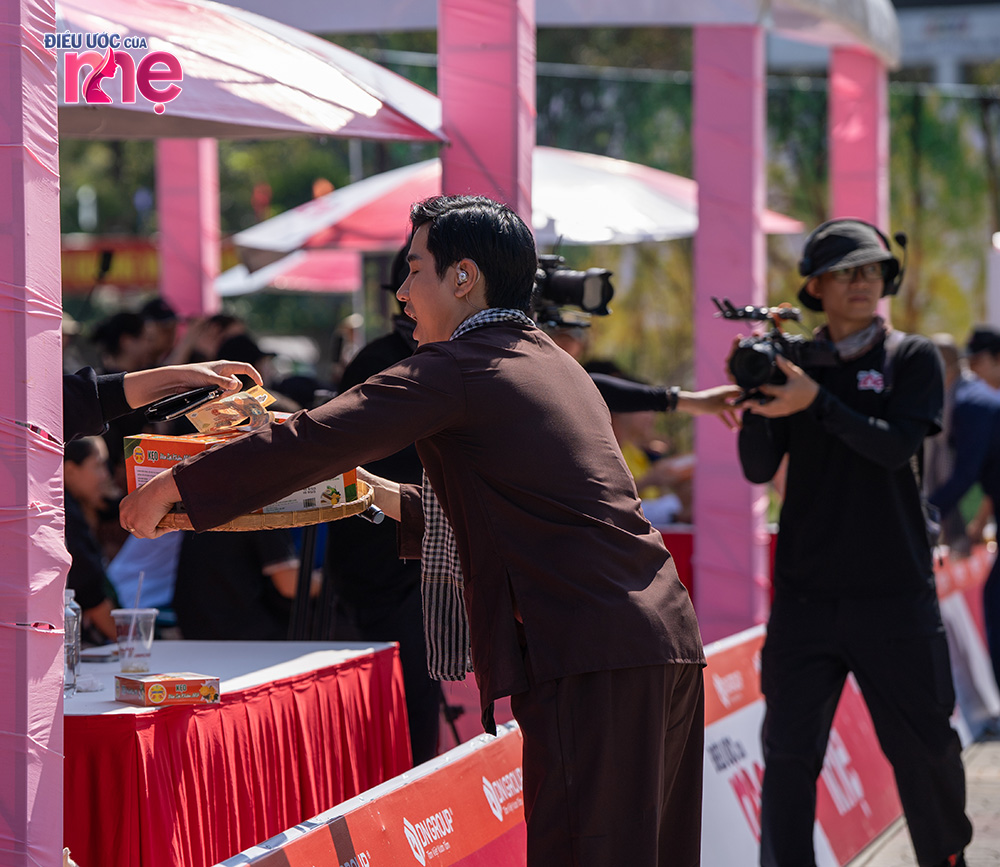 MC Nguyên Khang cũng tham gia các vòng thi, bán hết mình với hy vọng các gia đình sẽ có một khoảng tiền tài trợ thay đổi cuộc sống