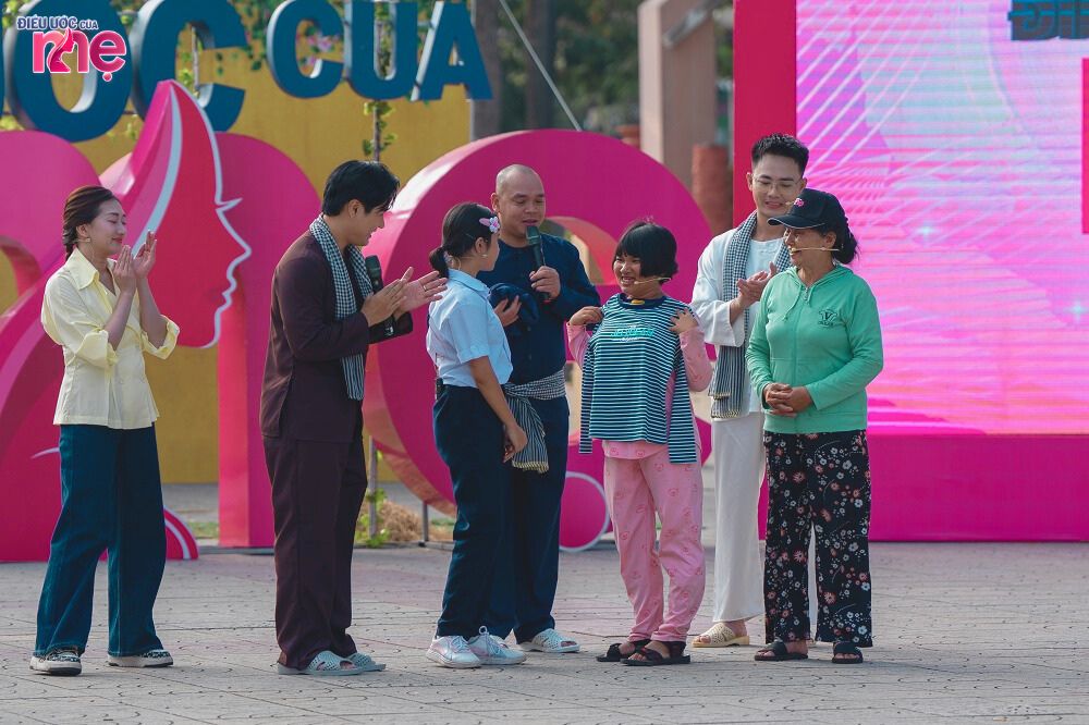 Ngay tại chương trình bé Nhi đã bất ngờ mua cho mẹ một chiếc áo, người mẹ vỡ oà hạnh phúc