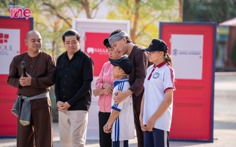 Diễn viên Quách Ngọc Tuyên nghẹn ngào trước hoàn cảnh khó khăn của gia đình chị Thảo