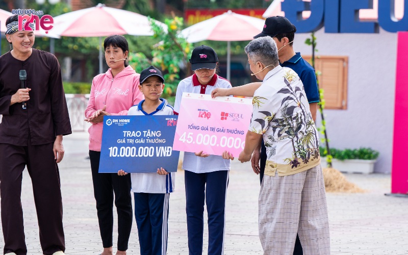 Sau chương trình, gia đình chị nhận được nhiều phần thưởng có giá trị