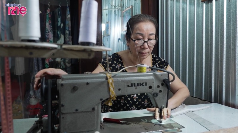 Công việc chính nuôi sống hai mẹ con nhờ vào việc may vá 