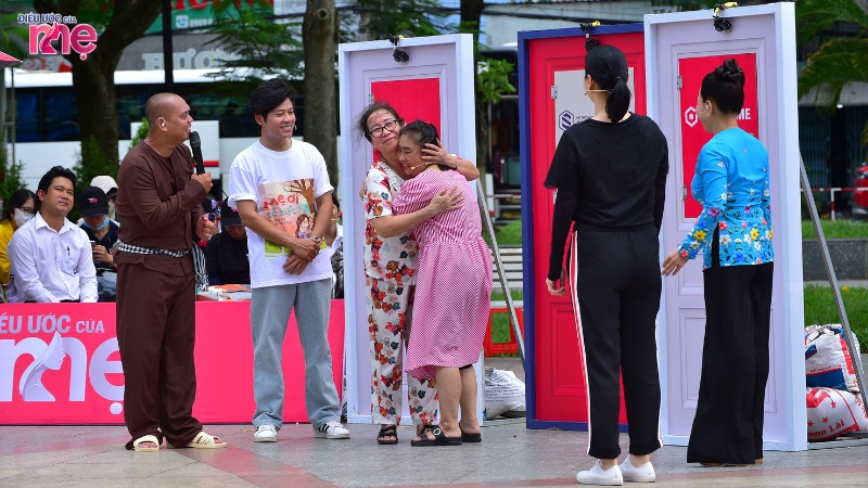 Chị Vui vô cùng hạnh phúc khi được mặc chiếc đầm mới mà chị hằng mong ước