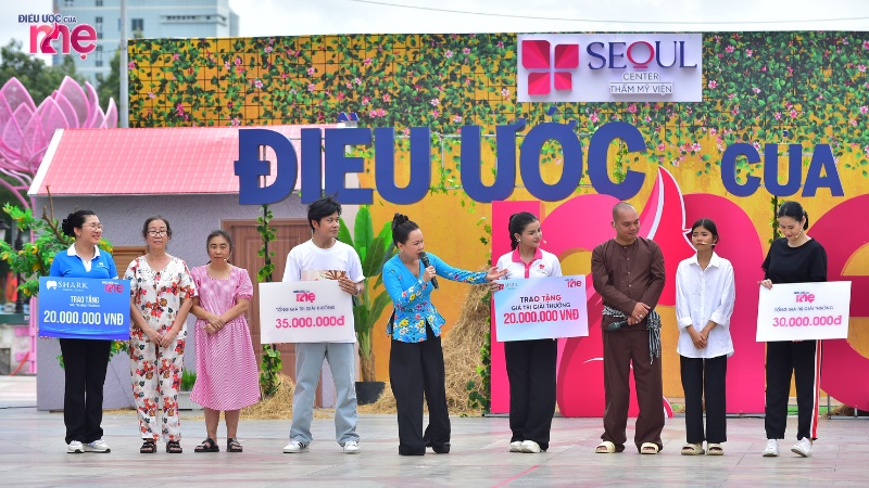 Sau các vòng chơi, gia đình cô Huê nhận được nhiều phần thưởng giá trị, giúp đỡ cho gia đình cô