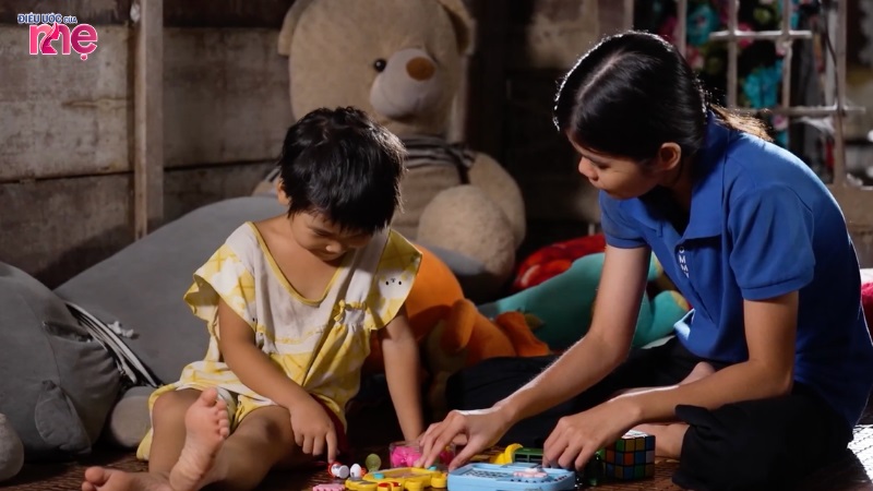 Ngân phải vừa đóng vai là một người dì, một người mẹ để chăm sóc cho đứa cháu của mình