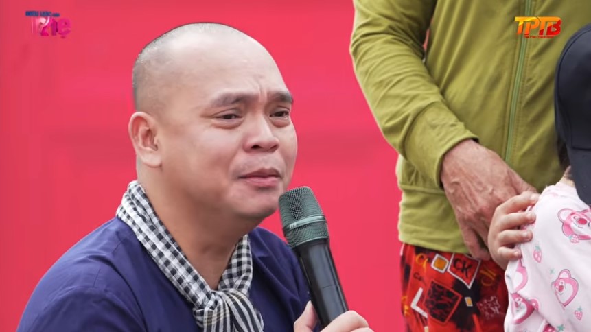 Người kết nối Thái Phan Thanh Bình khóc nức nở và xin lỗi các cháu của chị Loan vì không thể tìm mẹ như điều con ước