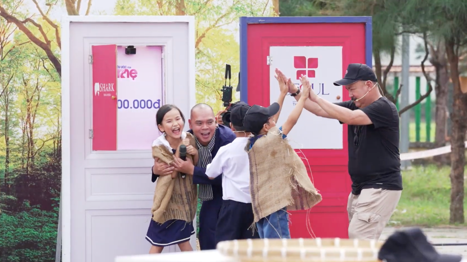 Các bé vỡ òa hạnh phúc khi tham gia vòng chơi cánh cửa hy vọng 