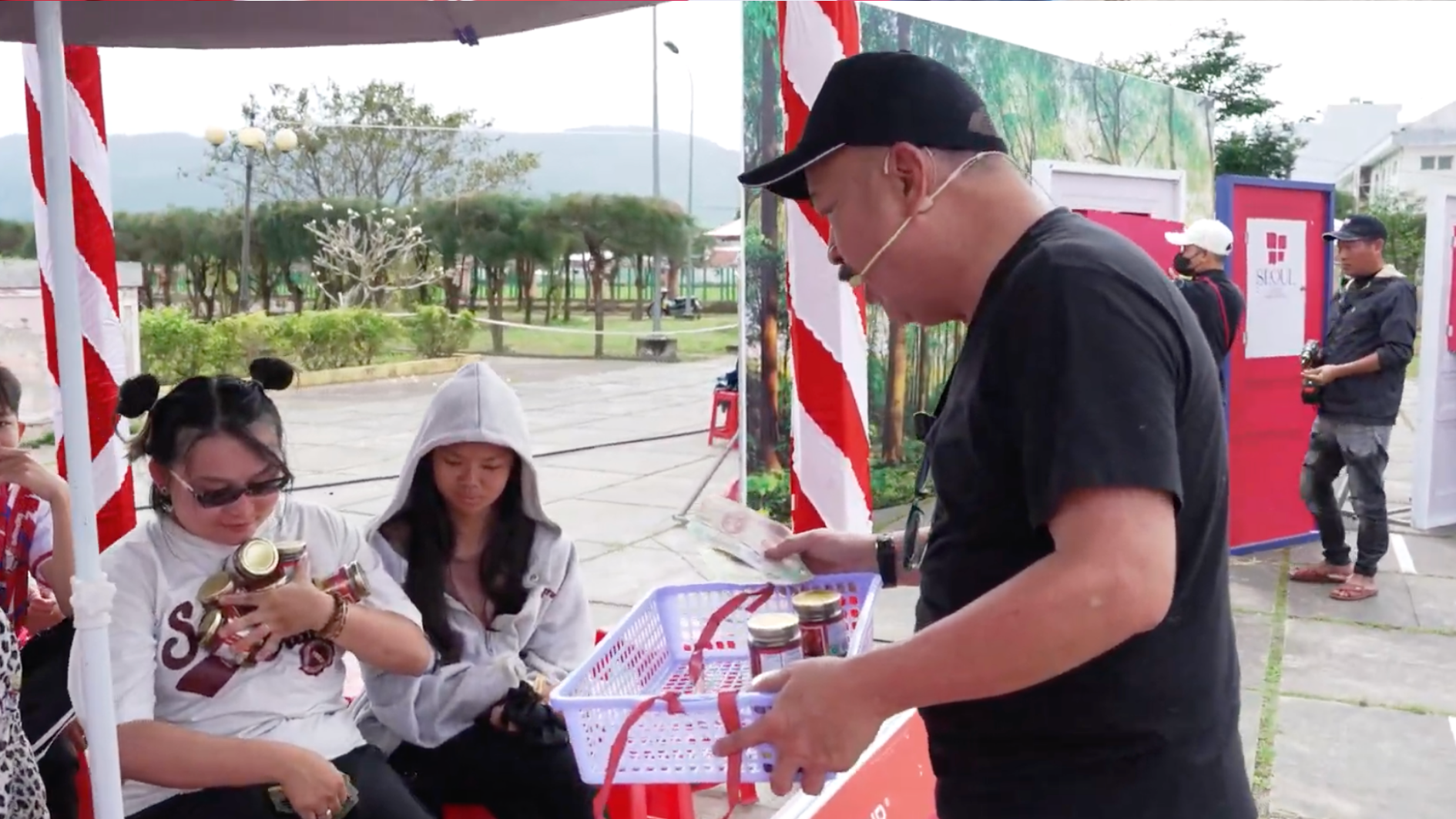 Nghệ sĩ Hoàng Sơn rất hăng hái và nhiệt huyết khi tham gia các vòng chơi của chương trình với mong muốn giành được giải thưởng lớn cho các gia đình