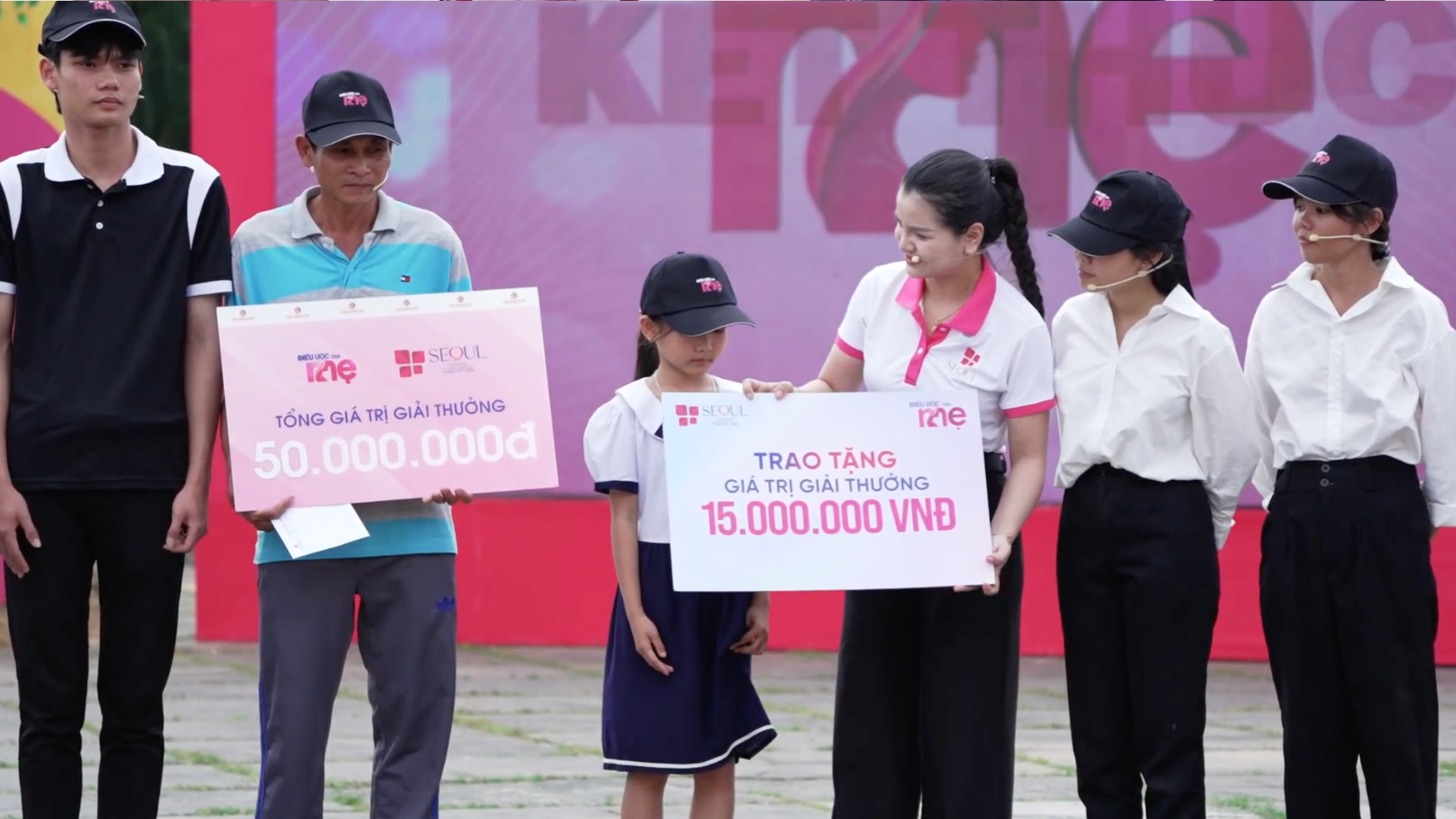 Gia đình anh Mỹ nhận được số tiền thưởng đến hơn 65 triệu đồng từ chương trình và nhà tài trợ chính Seoul Center