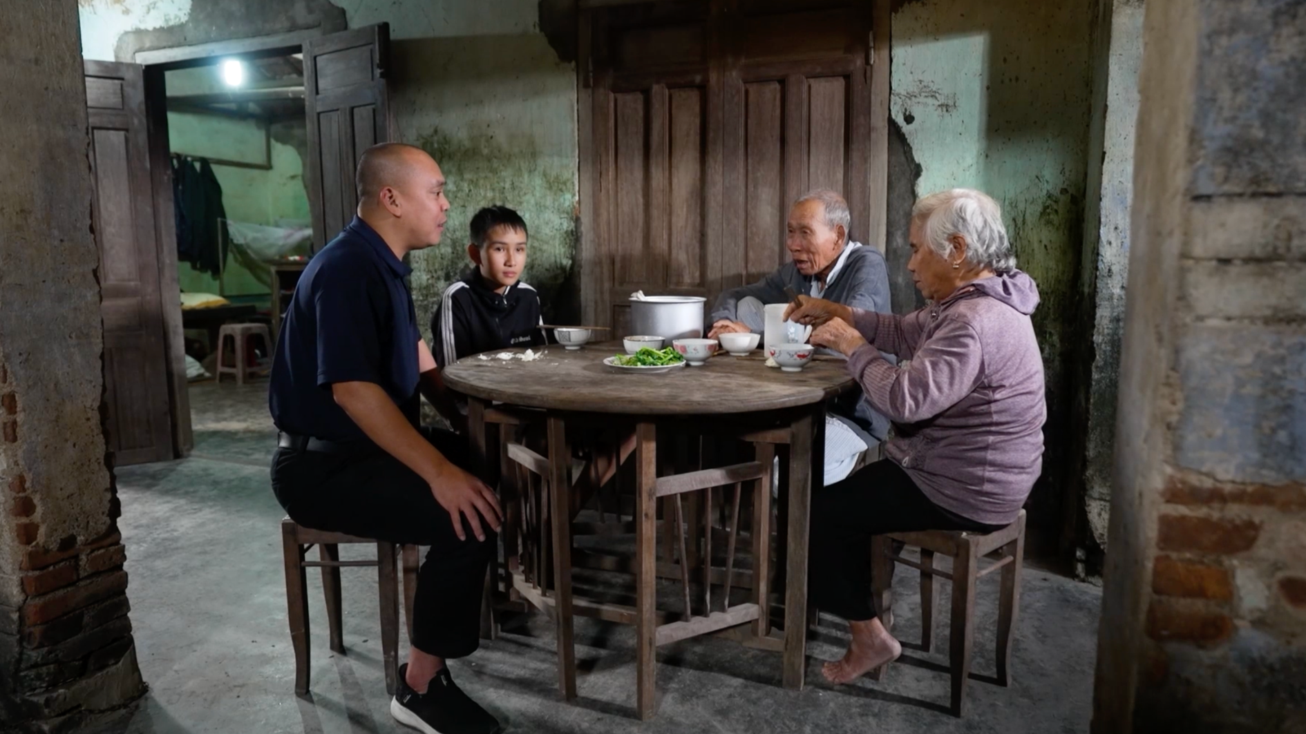 Căn nhà của ông bà nội bé Thủy đã quá xập xệ sau khi chống chọi cơn bão quỷ lớn nhất năm 2025