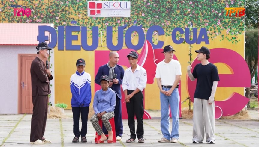 Ca sĩ Nicky chia sẻ sự khâm phục của mình về nghị lực của ba mẹ con chị Phước