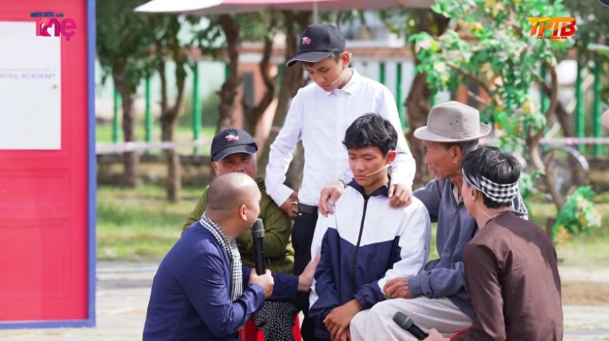 Chương trình bí mật giúp gia đình ông bà nội bé Thủy gặp lại anh trai của Thủy, khoảnh khắc này cả trường quay vỡ òa cảm xúc