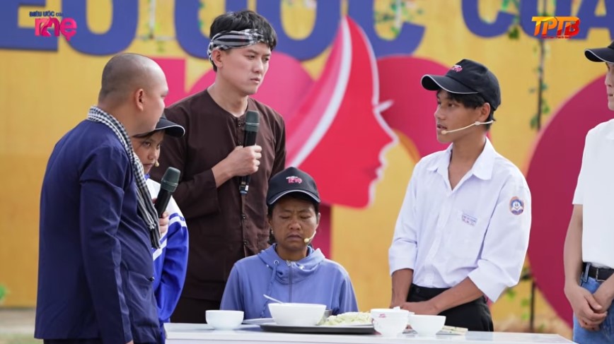 Hai bé An và Như bí mật tự tay nấu món ăn mẹ yêu thích cho thấy tình thương yêu của các con dành cho mẹ