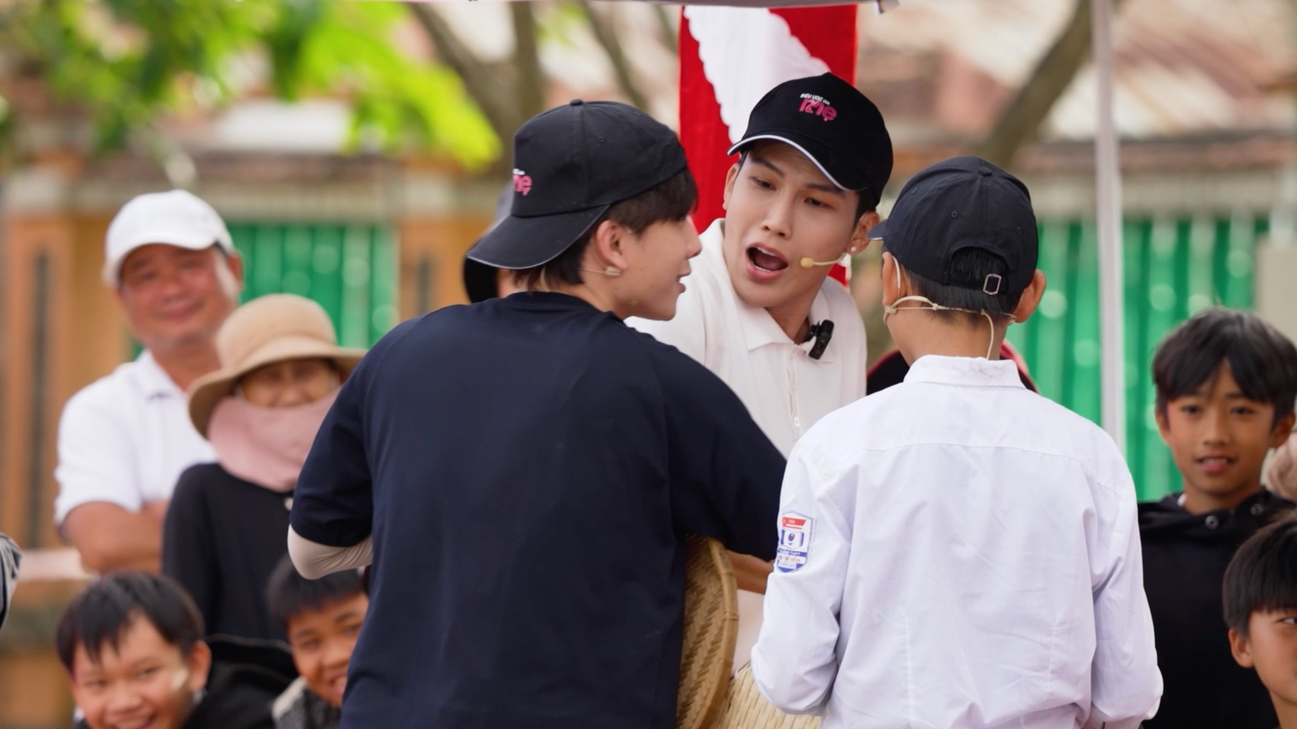 Ca sĩ Nicky và Tiêu Minh Phụng cạnh tranh gay cấn ở vòng chơi bán hàng gây quỹ