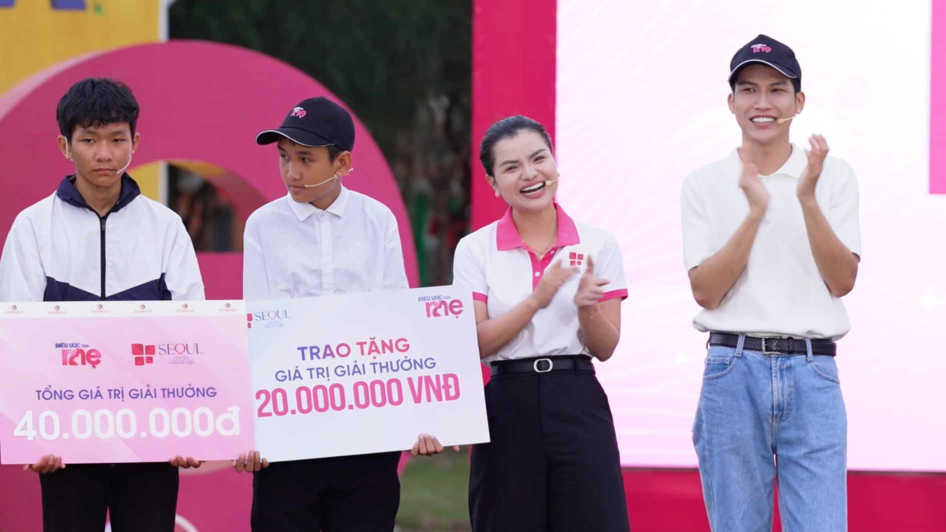 Sau các vòng chơi hai bé nhận được phần thưởng hiện kim lên đến hơn 60 triệu