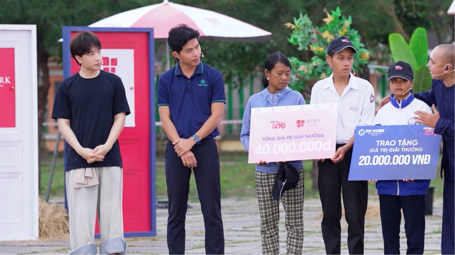 Nhận được số tiền thưởng lớn từ chương trình và nhà tài trợ DN HOME gia đình chị Phước rất phấn khởi, vui mừng