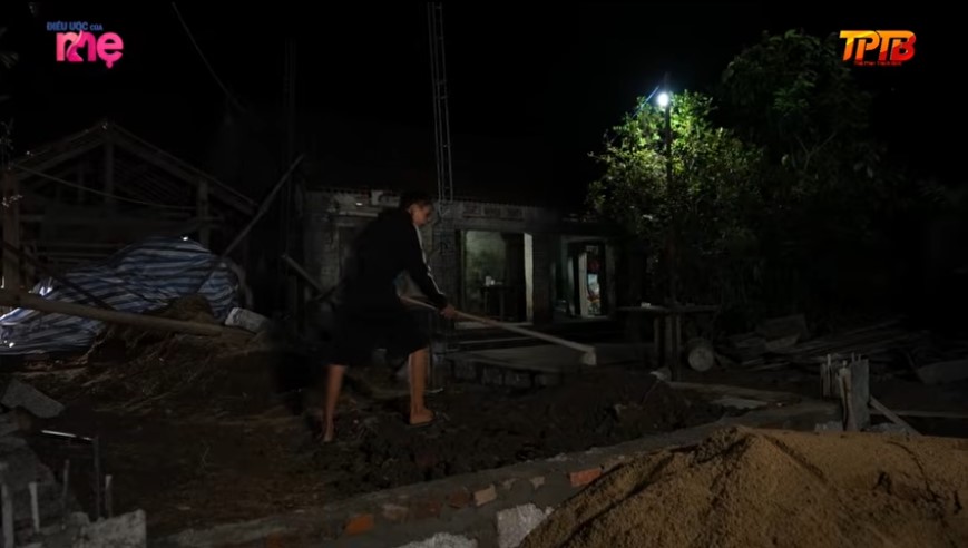 Cháu Thủy tuy tuổi nhỏ nhưng đã trở thành trụ cột chính của gia đình