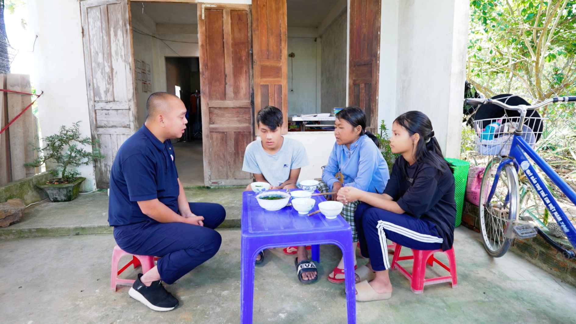 Chị Phước bị chồng bạo hành, giờ đây chị phải một mình gồng gánh nuôi 2 con nhỏ ăn học