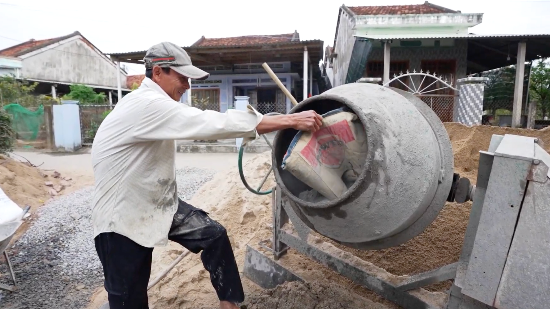 Anh Mỹ làm tất cả mọi việc mưu sinh để có tiền nuôi con ăn học đến nơi đến chốn