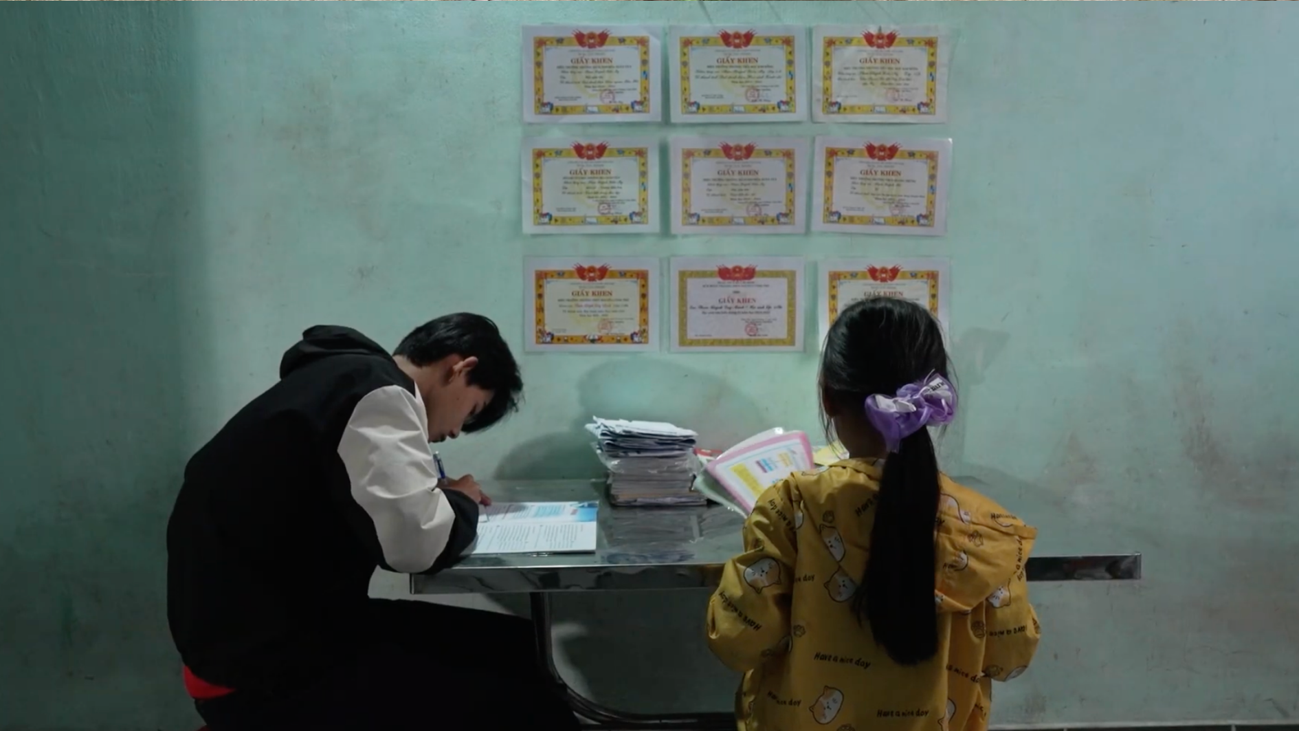 Hai đứa con lớn của anh Mỹ vượt khó học rất giỏi với mong muốn thoát khỏi nghèo khó 