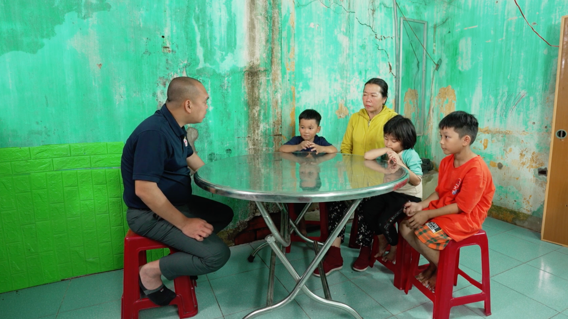 Chị Loan một mình nuôi 3 đứa cháu là con của con gái ruột chị - người mẹ này đã bỏ con lại cho mẹ mình và đi biền biệt nhiều năm không liên lạc