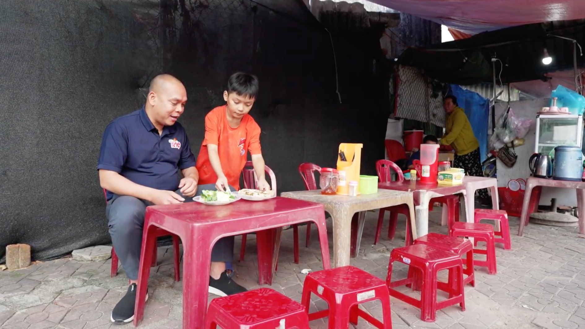 Dù mới 7 tuổi nhưng bé Tiến đã hiểu chuyện phụ bà bán bánh xèo kiếm thêm thu nhập nuôi em