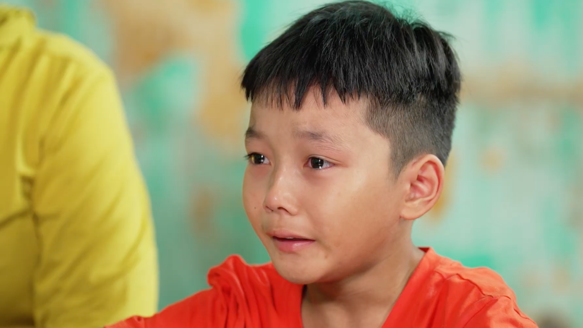 Bé Tiến khóc nức nở khi nói về ước mơ có mẹ dẫn đi học 