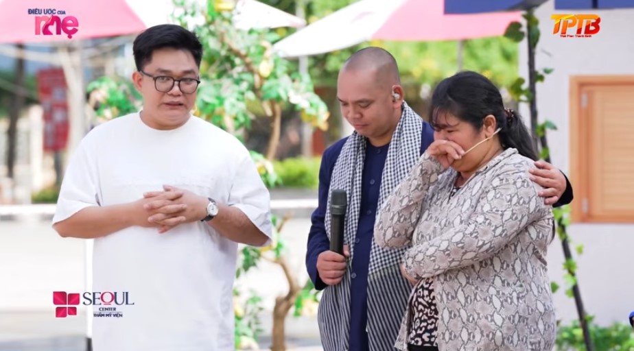 Nhạc sĩ Đông Thiên Đức không giấu được cảm xúc khi lắng nghe câu chuyện của gia đình chị Quỳnh