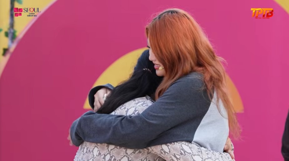 Khách mời Lương Minh Trang ôm chị Quỳnh an ủi, xoa dịu và chữa lành trái tim “người mẹ”