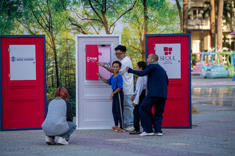 Hai gia đình chơi cực vui ở vòng chơi mở cánh cửa hy vọng