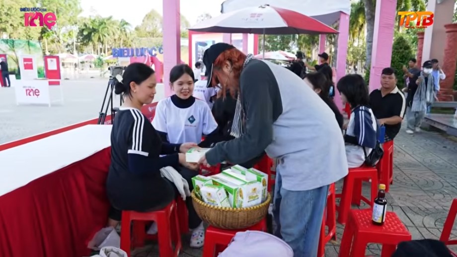 Ca sĩ Lương Minh Trang nhiệt tình tham gia các vòng chơi để giành giải thưởng lớn cho hai gia đình khó khăn
