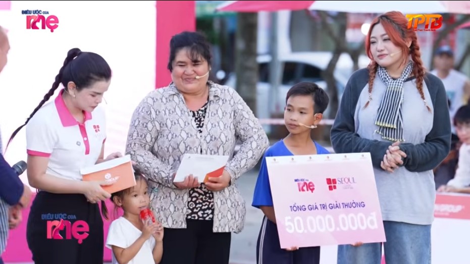 Chị Quỳnh vỡ òa hạnh phúc khi nhận được phần thưởng sau các vòng chơi của chương trình