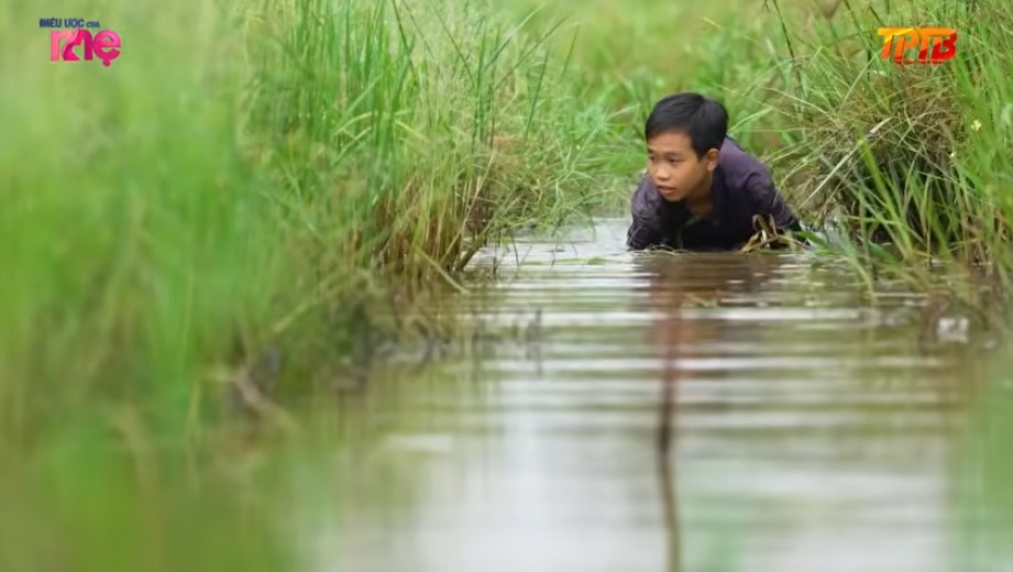 Bé Mẫn hiểu chuyện, biết mẹ Quỳnh không phải là mẹ ruột của mình nhưng luôn thương mẹ, phụ mẹ mò cua bắt ốc kiếm sống qua ngày