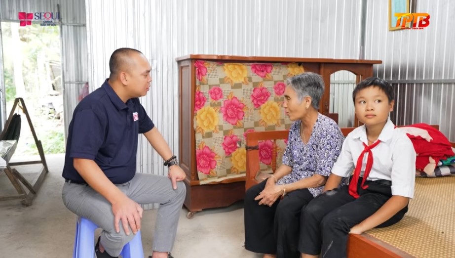 Bé Giàu và bà sống trong một căn nhà trống trải đủ che nắng mưa