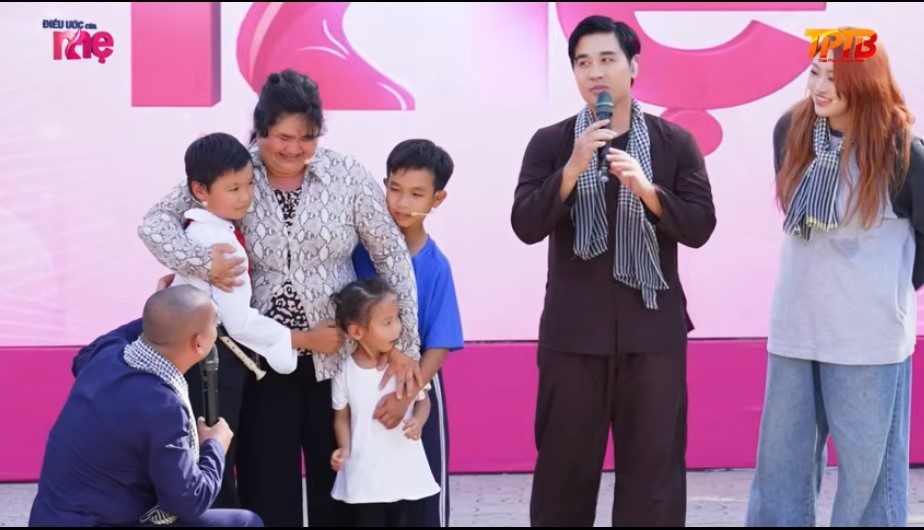 Gia đình chị Quỳnh và bé Giàu có hội ngộ bất ngờ ngay tại chương trình