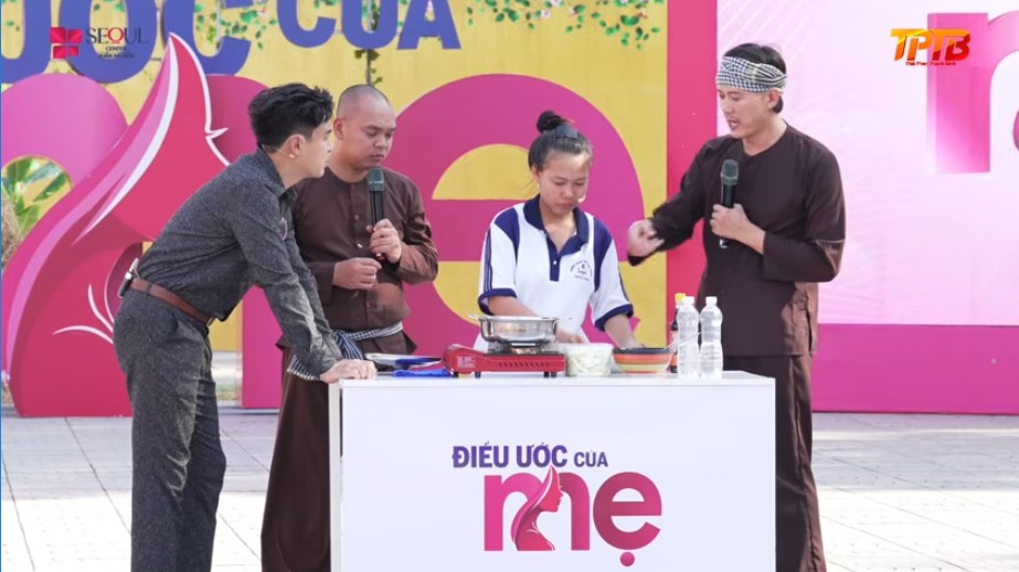 Bé Mai tự tay nấu món canh bầu tôm khô ngay tại trường quay để mẹ thưởng thức, đây là món ăn mẹ cô bé thích